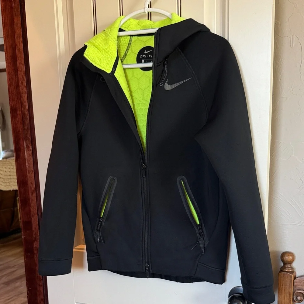 Nike Black Therma Sphere Jacket with Neon Green Therma Structure Lining. Nice
